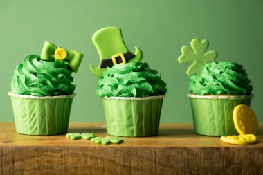 Yeşil arka planda Aziz Patrick Günü için kek. Metin için boşluk.