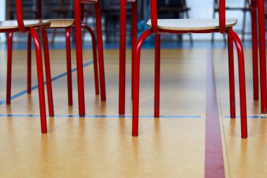 kırmızı sandalyeler ve sınıftaki masalar.