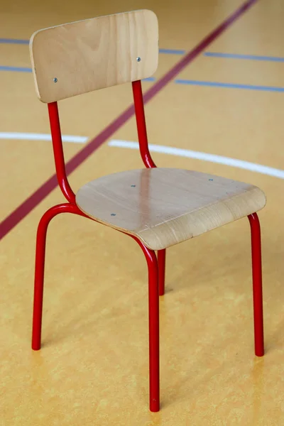 Spor salonundaki boş kırmızı sandalye. Spor salonundaki boş ahşap sandalye.