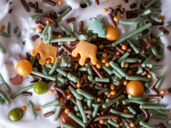 Baharatlı zencefilli Noel çöreği kremalı zencefilli kurabiye ve şekerli Noel pastası. Marşmelovlu ve zencefilli kek. Noel için tabakta kurabiyeler. Renkli kurabiyelerin yakın görüntüsü