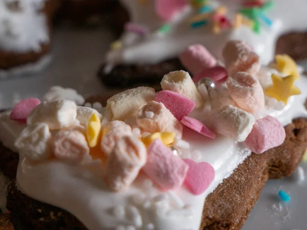 Kremalı ev yapımı kurabiyeler ve çikolatalı zencefilli kurabiyeler kremalı ve şekerli. Marşmelovlu noel pastası ve zencefilli ekmek. Noel için tabakta kurabiyeler. Renkli tatlı kurabiyelerin yakın görüntüsü Renkli krema ve serpiştirme.