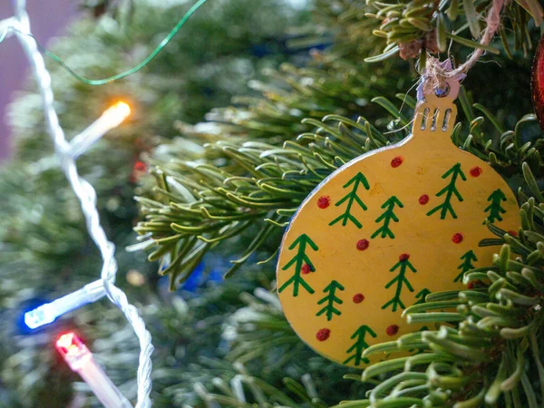 Noel ağacı süslemesi ve köknar dallarında oyuncaklar