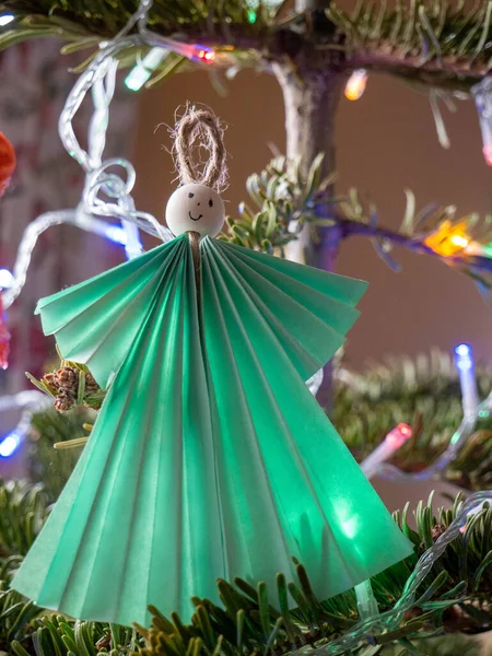 Noel ağacı oyuncak bir Noel ağacı üzerinde