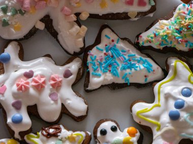 Farklı şekillerde ve kremalı Noel kurabiyeleri. Noel kurabiyeleri için leziz ve güzel kurabiyeler. Kremalı ve kremalı.