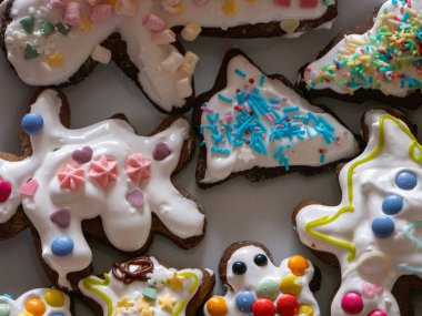 Yılbaşı geçmişi. Masada Noel süslemesi olan kurabiyeler. Noel kurabiyeleri için yıldızlı, lezzetli ve güzel kurabiyeli Noel ağacı. Kremalı ve kremalı.