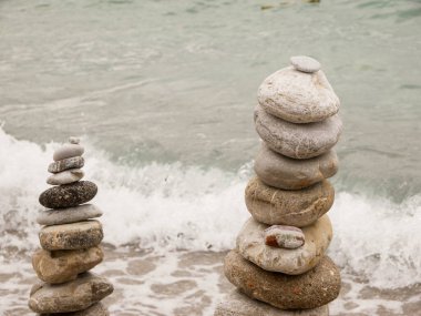 Deniz kıyısındaki zen taşları Zen kavramı ve doğanın ahengi deniz kıyısındaki taş yığını sabah meditasyonunda armoni taşları ve çakıl taşlarını Moğolistan 'daki deniz sahilinde gevşetiyor.