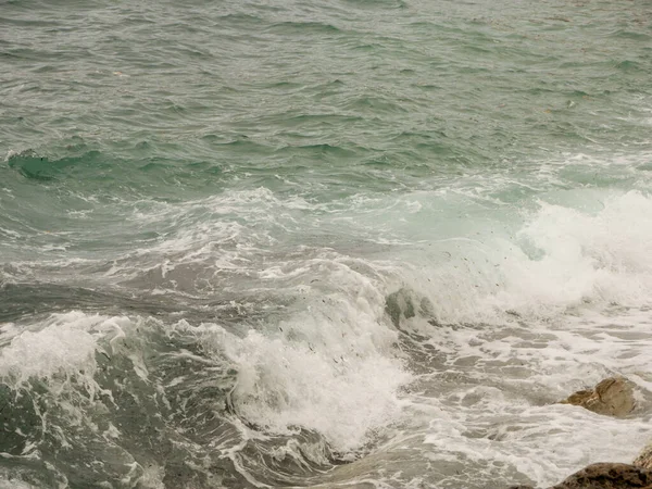 Denizde mavi deniz dalgaları