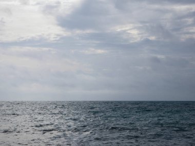 Dalgalar ve köpüklerle kayalıklarda dalgalanan deniz dalgalarının güzel manzarası..