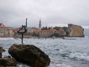 Deniz kıyısındaki eski kasabanın güzel manzarası. Budva. Budva. Karadağ - Adriyatik Okyanusu.