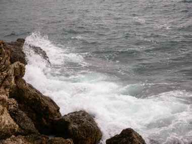 Sahilde kayalara çarpan dalgalar