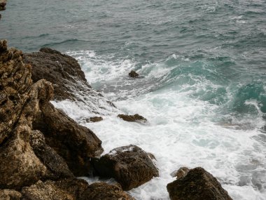 Akdeniz kıyısının kayalık kıyısı deniz kıyısındaki eski kasabanın nahoş manzarası. Budva. Budva. Karadağ - Adriyatik Okyanusu.