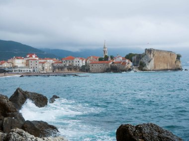 Deniz kıyısındaki eski bir kasaba. budva. Budva. Montgomery - Adriyatik Okyanusu.