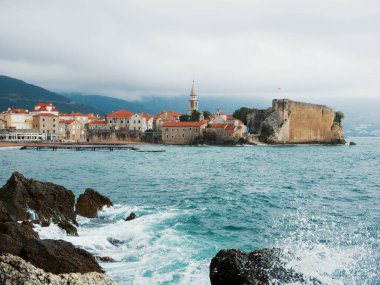 Deniz kıyısındaki eski bir kasaba. budva. Budva. Montgomery - Adriyatik Okyanusu.
