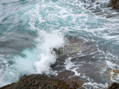 Denizde dalgalar doğal arka planda