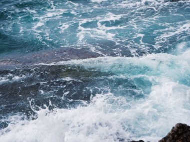 Okyanustaki dalgalar. Deniz suyu köpüğü. Doğal arka plan.