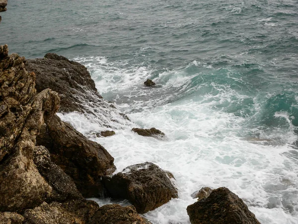 Akdeniz kıyısının kayalık kıyısı deniz kıyısındaki eski kasabanın nahoş manzarası. Budva. Budva. Karadağ - Adriyatik Okyanusu.