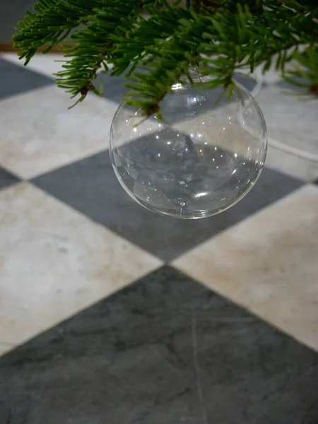 Işıklı noel ağacı süslemeli ve yerde mum olan ışıklandırma ağacı süslemeli.