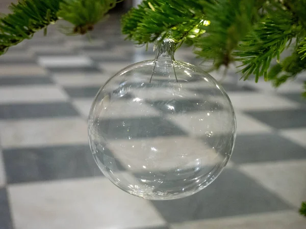 Ağaç dalında asılı duran noel balosu. yeşil noel köknar ağacı dallarından sarkan noel balosuyla birlikte yeşil noel ağacı dalları cam yeşil noel ağacı çelenk dalları ile noel ağacı dalları