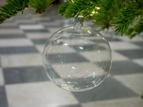 Topları olan noel ağacı Noel topları ile Noel balosu dalları köknar ağacından sarkan yeşil noel ağacı dalları cam yeşil noel ağacı dalları çelenkli noel ağacı dalları