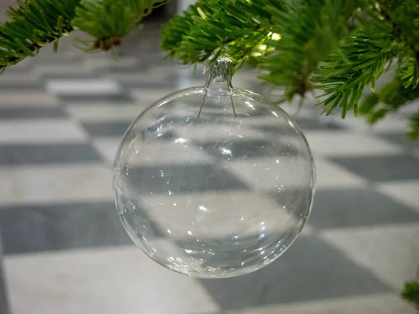 Çam ağacından sarkan köknar dallı cam top noel toplarıyla Noel balosu. Çam ağacından sarkan yeşil noel ağacı dalları. Noel ağacı çelenkli Noel ağacı dalları.