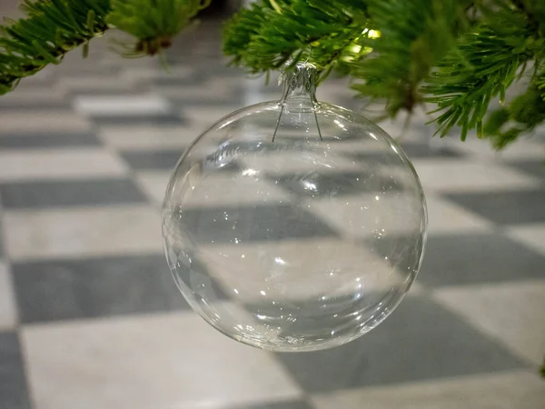 Bir yılbaşı ağacının içinde noel süsü. Taşaklı Noel ağacı.