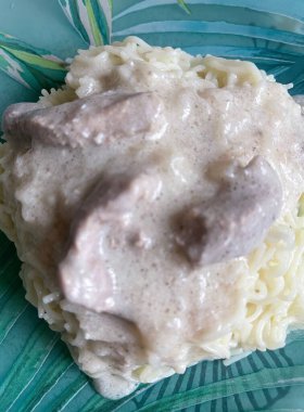 Erişte, un ürünleri, sosla pişirilmiş et, ev yemeği, evde pişirme.