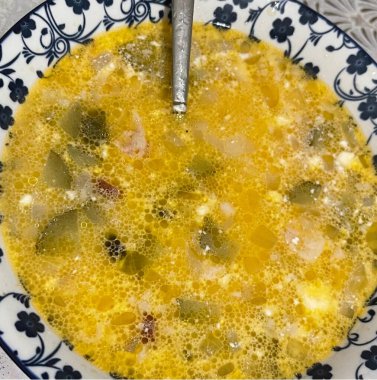 Solyanka, ev yapımı yemek, et, ekşi krema, patates, salatalık, zeytin, limon, domates ezmesi, soğan yemeği, pişirme, makro, sarı, akşam yemeği, kapanış, tatlı, yemek, meyve, beyaz, doğal et