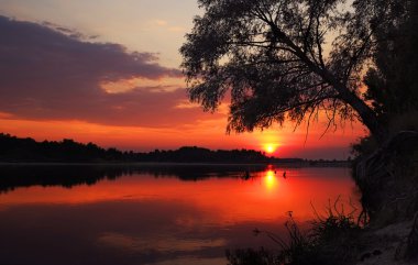 Nehrin üzerinde gün batımı