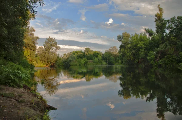 Nehir, orman, bulutlar ve yansıma manzara.