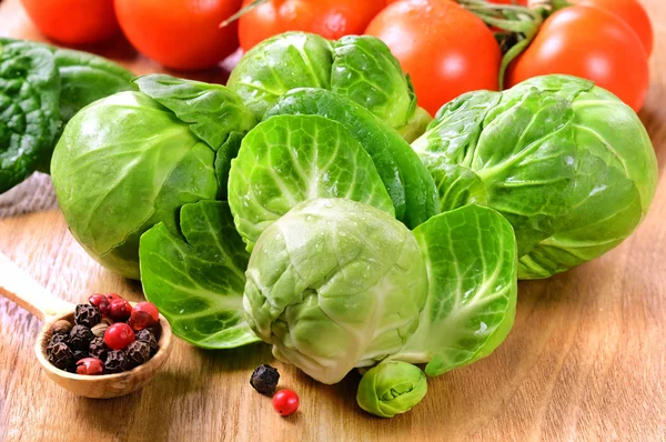 Brussels sprouts with tomatoes and peppers. — Stock Photo, Image