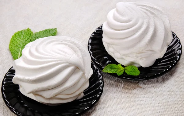 Sobremesa de marshmallow branco com hortelã — Fotografia de Stock