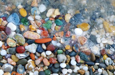 Dalga deniz içinde renkli çakıl