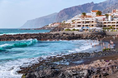 Tenerife adasının kuzeybatı kıyısındaki popüler tatil beldesi Los Gigantes, Acantilado de Los Gigantes 'in devasa bazalt kayalıklarıyla çevrilidir..