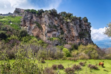 Seydikemer tatil köyü yakınlarındaki eski bir Lycian tepesi kalesi olan Tlos 'ta antik mezarlı kayaların yan görüntüsü. Mugla İli, Türkiye 'nin güneyi.