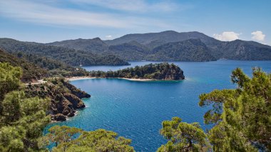Boncuklu koyu plajlı yarımadanın manzarası, dağ yolu manzarası. Fethiye, Mugla ili, Türkiye.