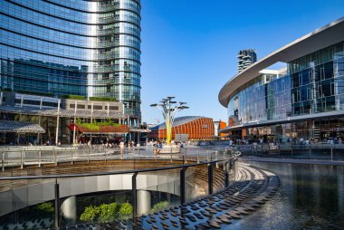 Milan, İtalya - 4 Temmuz 2019: Piazza Gae Aulenti, Centro Direzionale, İş Bölgesi Porta Nuova Garibaldi 'de 100 metre çapında, fıskiyeli ve gökdelenli dairesel bir meydan.