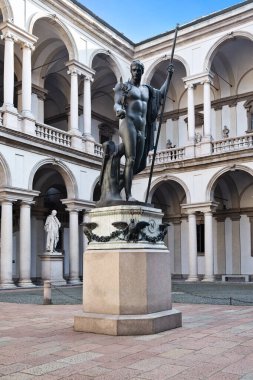 Milan, İtalya - 26 Ocak 2020: Barış Getiren Napolyon Bonaparte, Pinacoteca di Brera 'nın ana avlusu Antonio Canova' nın mermer heykelinin bronz bir kopyası..