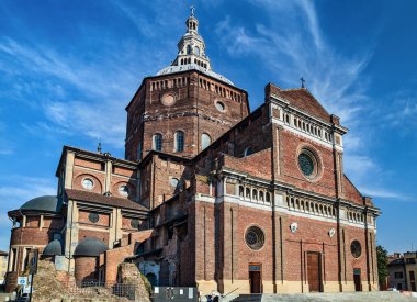 Pavia, Lombardy, İtalya - 8 Temmuz 2019: Pavia Katedrali, Duomo di Pavia, Cattedrale di Santo Stefano Martire e Santa Maria Assunta Piazza del Duomo.