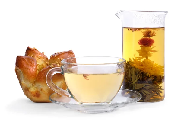 Цветочный чай и булочка — стоковое фото