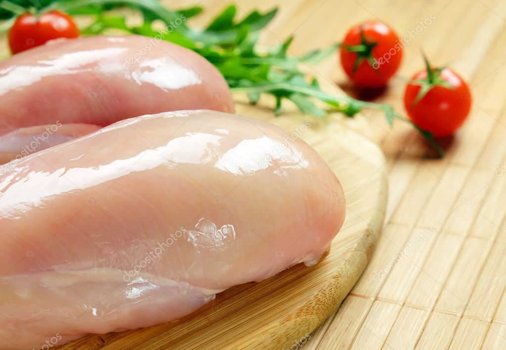 Filet De Poulet Cru Aux Tomates Et Aux Herbes Photographie Tachipa C 99370786