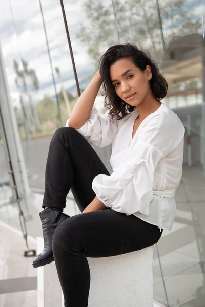 Fröhliche Junge Brünette Latina Mit Kurzen Haaren Und Locken Entspannt — Stockfoto