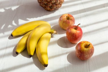 Beyaz arka planda lezzetli taze meyveler, ananas, elma ve muz, sağlıklı yaşam tarzı, stüdyo