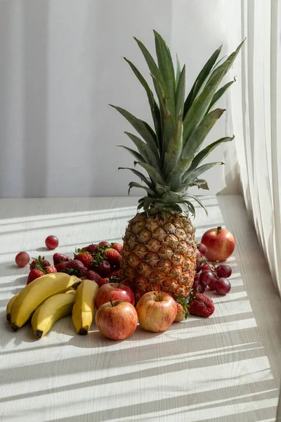 Deliciosas Frutas Frescas Fundo Branco Com Sol Abacaxi Bananas Maçã — Fotografia de Stock
