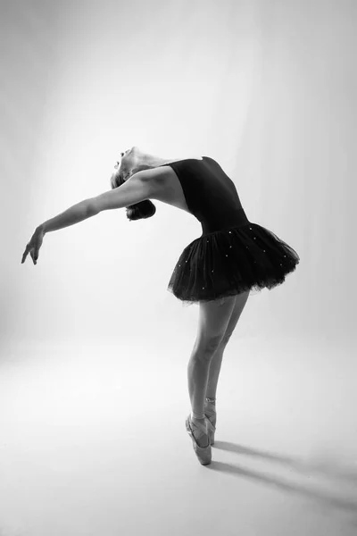 Slim Giovane Ballerina Danza Punta Piedi Indossando Vestito Studio Stile — Foto Stock