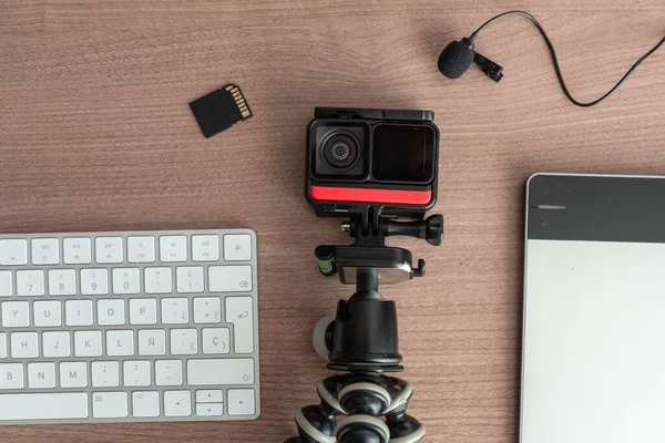 Diferentes Dispositivos Tecnológicos Escritorio Hay Una Cámara Micrófono Tarjeta Teclado — Foto de Stock