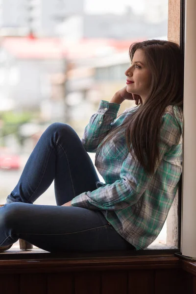 Silhouette Einer Jungen Lateinischen Frau Mit Langen Haaren Die Rand — Stockfoto