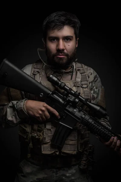Latin Man Beard Standing Holding Rifle His Two Hands Uses — Stock Photo, Image