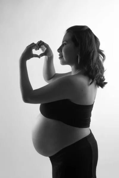 Νεαρή Όμορφη Λατίνα Γυναίκα Κοντά Μαλλιά Έγκυος Κάνει Μια Καρδιά — Φωτογραφία Αρχείου