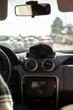 Ön camını gösteren bir arabanın içinde daha fazla şehir arabası, daha fazla konforlu arazi aracı görebilirsiniz.