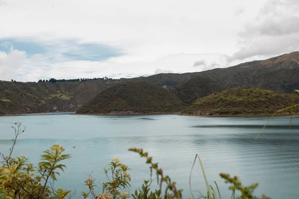 Dağlarla huzurlu bir manzara, bulutlarla dolu bir göl ve gökyüzü, doğa